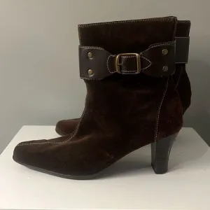 Aerosoles Women's Brown Suede Belted Pointed Toe Ankle Booties