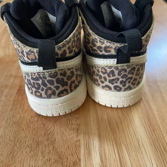 Air Jordan 1 Mid SE GS 'Leopard’ size 5c