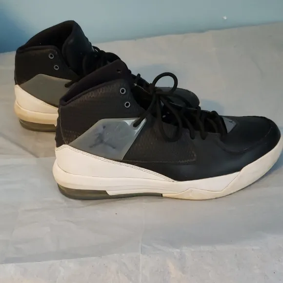 Air Jordan Air Incline BG Youth B-Ball Sneakers