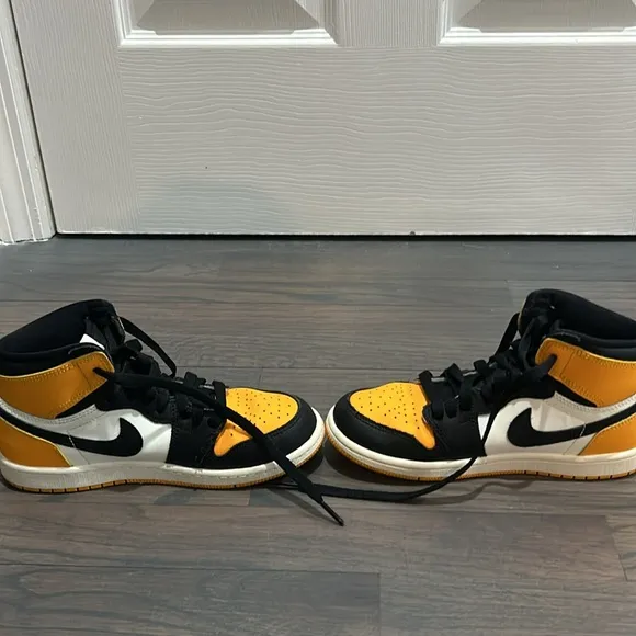 Air Jordan basketball sneakers in Yellow/Black/White