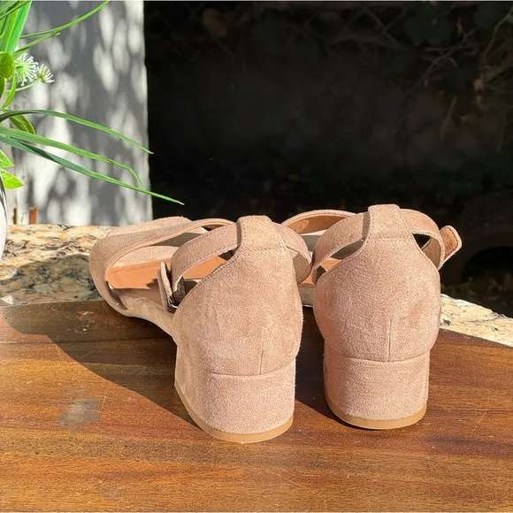 Aquatalia Hildy ankle strap block heel Taupe Suede Sandals Sz 7 gently used
