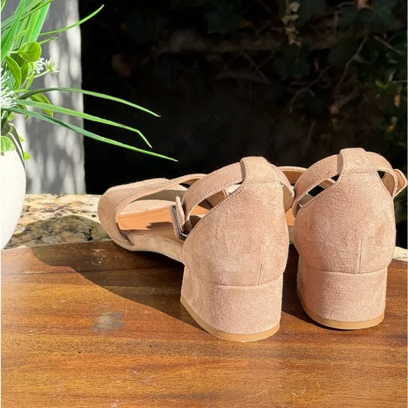 Aquatalia Hildy ankle strap block heel Taupe Suede Sandals Sz 7 gently used