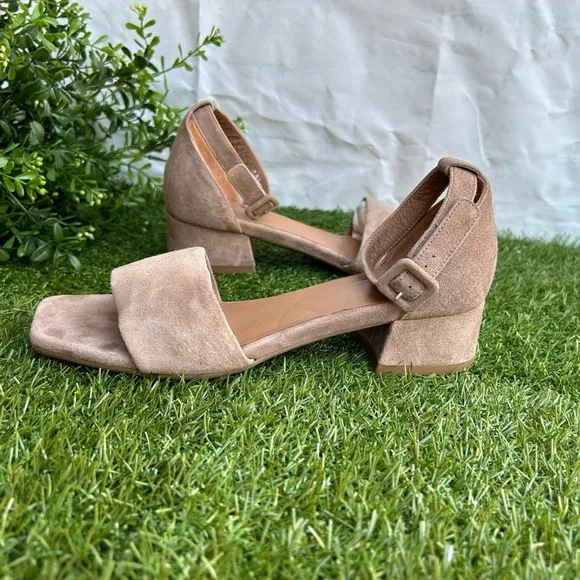 Aquatalia Hildy ankle strap block heel Taupe Suede Sandals Sz 7 gently used
