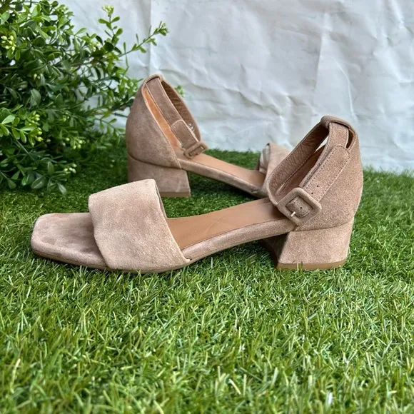Aquatalia Hildy ankle strap block heel Taupe Suede Sandals Sz 7 gently used