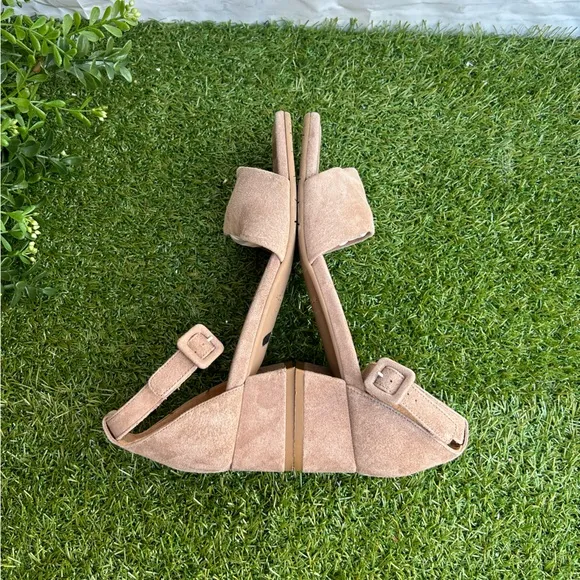 Aquatalia Hildy ankle strap block heel Taupe Suede Sandals Sz 7 gently used