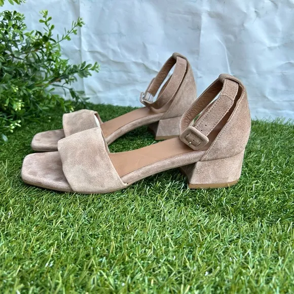 Aquatalia Hildy ankle strap block heel Taupe Suede Sandals Sz 7 gently used