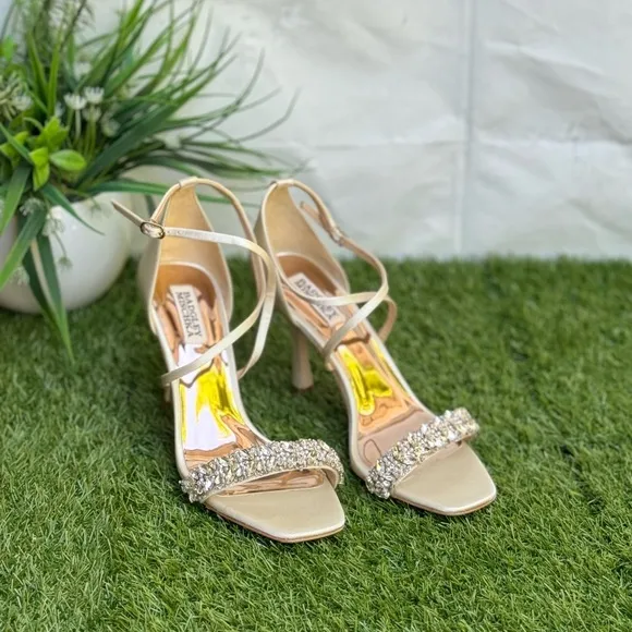 BADGLEY MISCHKA NALA Curvy Stiletto heel ivory satin embellished size 7.5