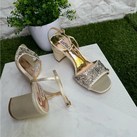 Badgley Mischka Womens Blaine Ivory SatinJeweled Dress Sandals Heels Shoes 6