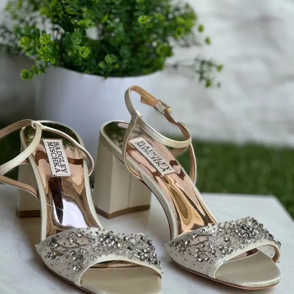 Badgley Mischka Womens Blaine Ivory SatinJeweled Dress Sandals Heels Shoes 6