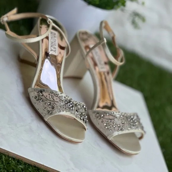 Badgley Mischka Womens Blaine Ivory SatinJeweled Dress Sandals Heels Shoes 6