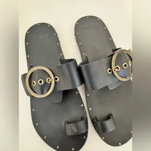 Beek Swift Ring Loop Buckle Gold Black Studded All Leather Sandals Women 7