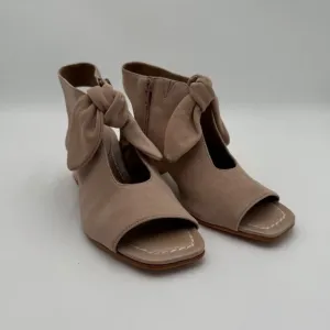 Bernardo Leather or Suede Heeled Sandals - Lizzie Woman’s tan nude size 7.5