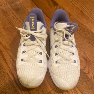 Big Boys Nike air zoom basketball sneakers size 6.5 white