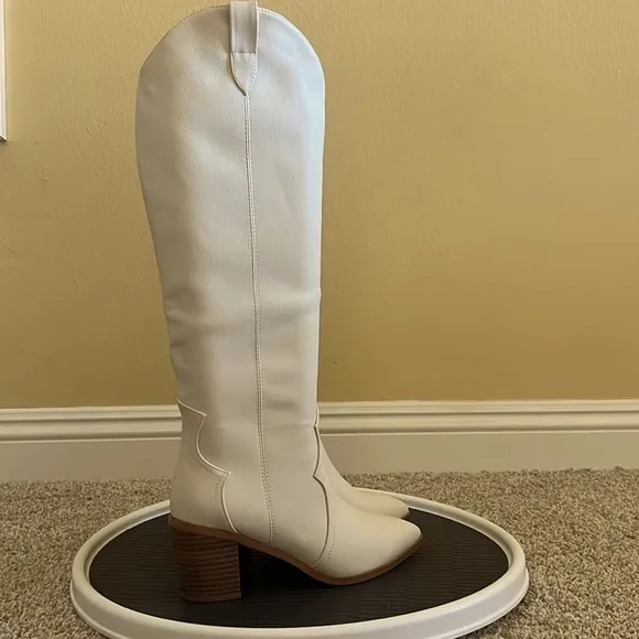 Billini Novena western off-white woman’s knee high boots Size 10
