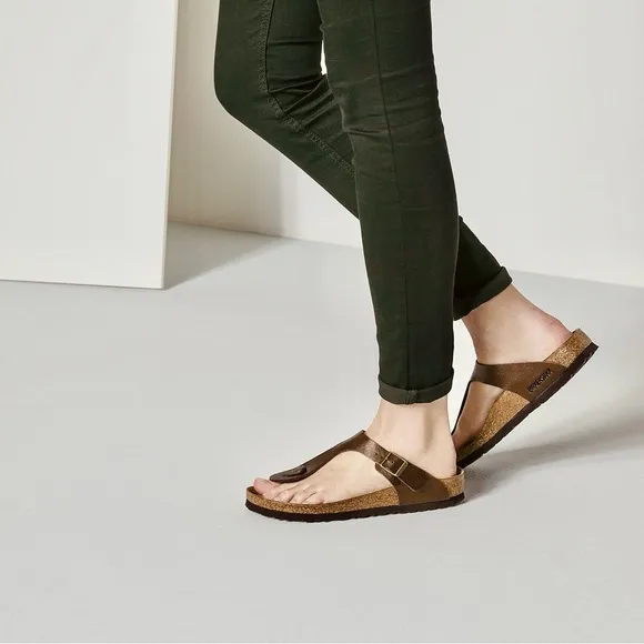 BIRKENSTOCK 41 Gizeh Toe Post Sandals Bronze Golden Brown Toffee • Metallic