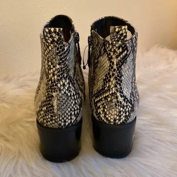Blondo Elvina Waterproof Ankle Boots Black Snakeskin Leather Size 6M NIB