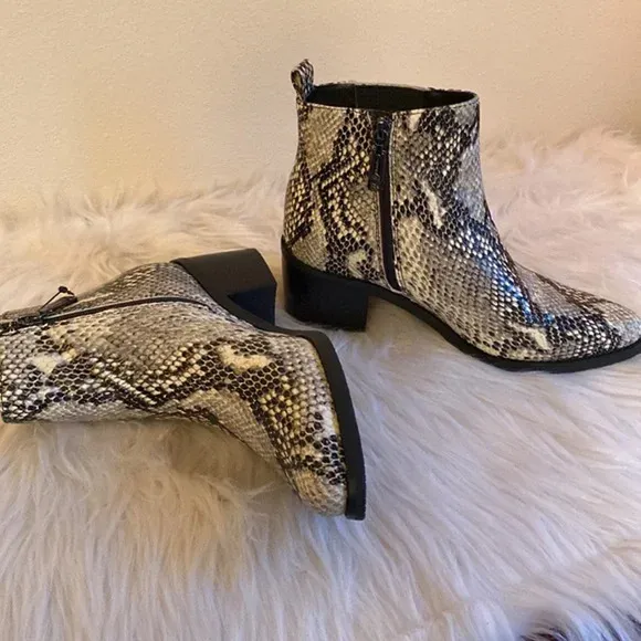 Blondo Elvina Waterproof Ankle Boots Black Snakeskin Leather Size 6M NIB