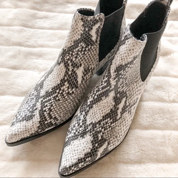 Blondo Emelia Snakeskin Print Waterproof Leather Ankle Boots Black White Size 8