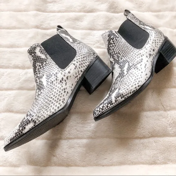 Blondo Emelia Snakeskin Print Waterproof Leather Ankle Boots Black White Size 8