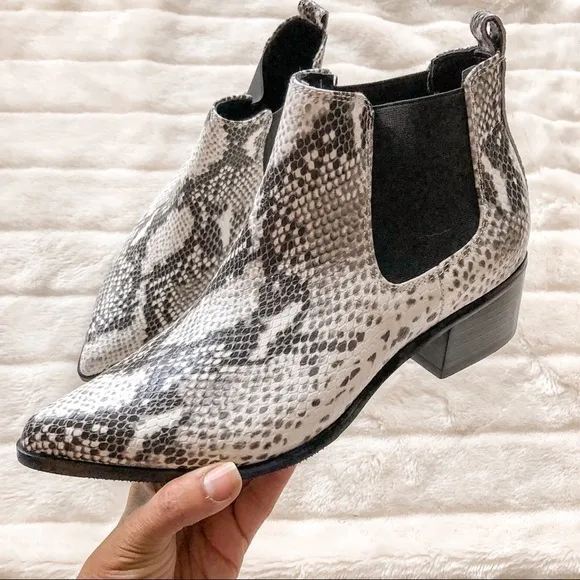Blondo Emelia Snakeskin Print Waterproof Leather Ankle Boots Black White Size 8