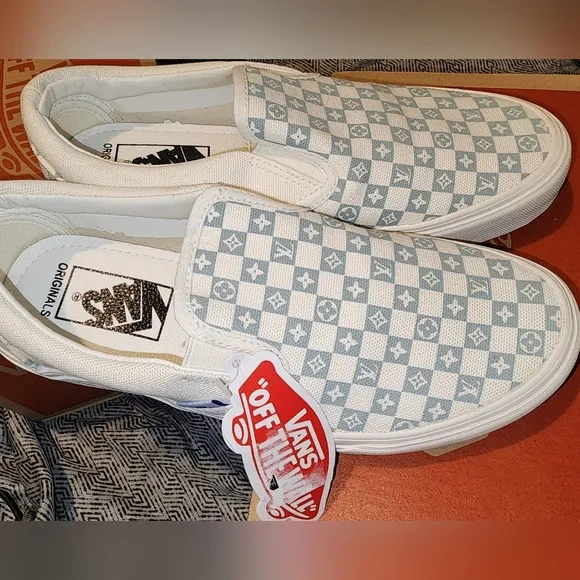 BNIB LV VANS SKATER SNEAKERS GRAY AND WHITE MENS SIZE 6 WOMEN SIZE 7.5