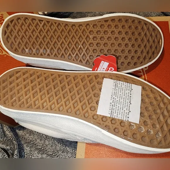 BNIB LV VANS SKATER SNEAKERS GRAY AND WHITE MENS SIZE 6 WOMEN SIZE 7.5