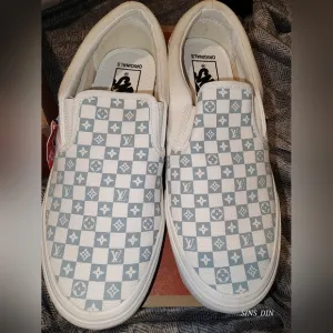 BNIB LV VANS SKATER SNEAKERS GRAY AND WHITE MENS SIZE 6 WOMEN SIZE 7.5