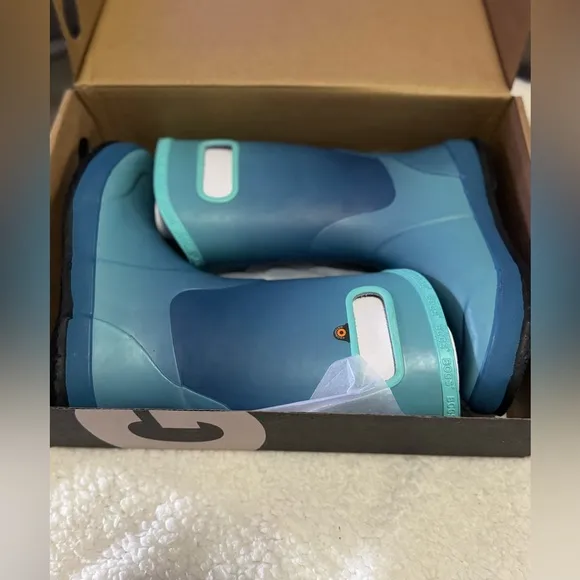 BOGS Ombre Blue Waterproof Kid Boots Sz 5 Youth