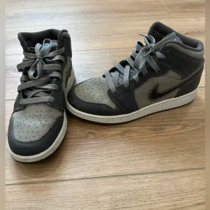 Boys Air Jordan 1 Mid SE Basketball sneakers Sz 5.5