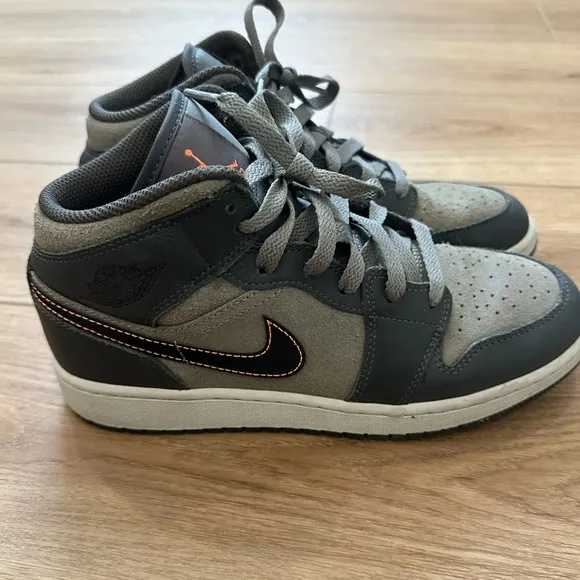 Boys Air Jordan 1 Mid SE Basketball sneakers Sz 5.5
