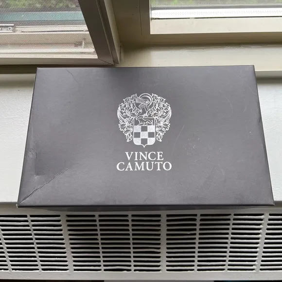 BRAND NEW!!! Size 6 Vince Camuto Sandals