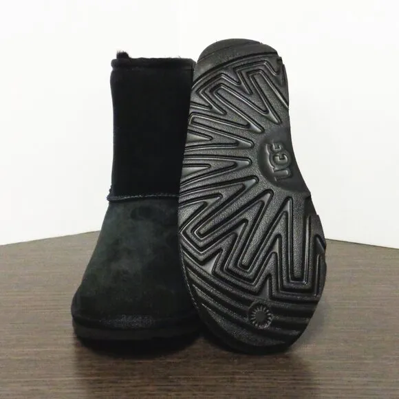 Brand New UGG Kids' Classic II boots. Size:4. Black. New In Box. 1017703K F53