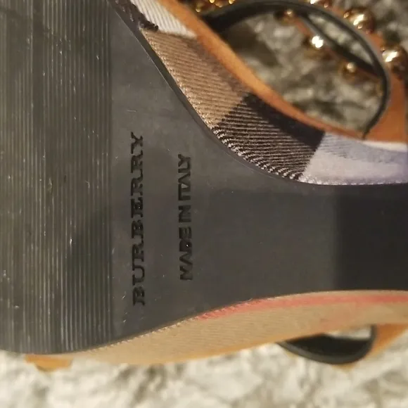 🔥🔥Burberry Nova Check Studded Wedge Sandals🔥🔥