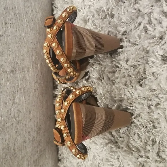 🔥🔥Burberry Nova Check Studded Wedge Sandals🔥🔥