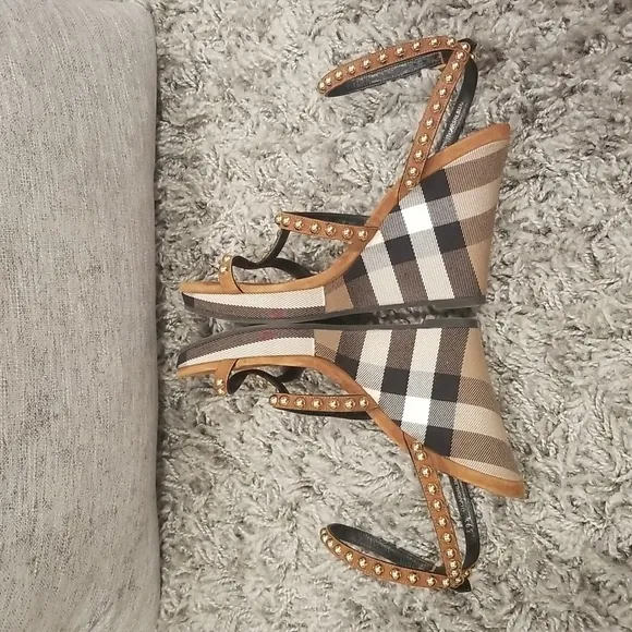 🔥🔥Burberry Nova Check Studded Wedge Sandals🔥🔥