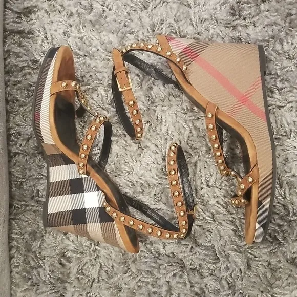 🔥🔥Burberry Nova Check Studded Wedge Sandals🔥🔥