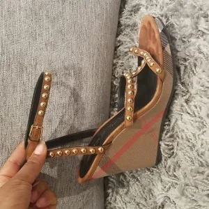 🔥🔥Burberry Nova Check Studded Wedge Sandals🔥🔥