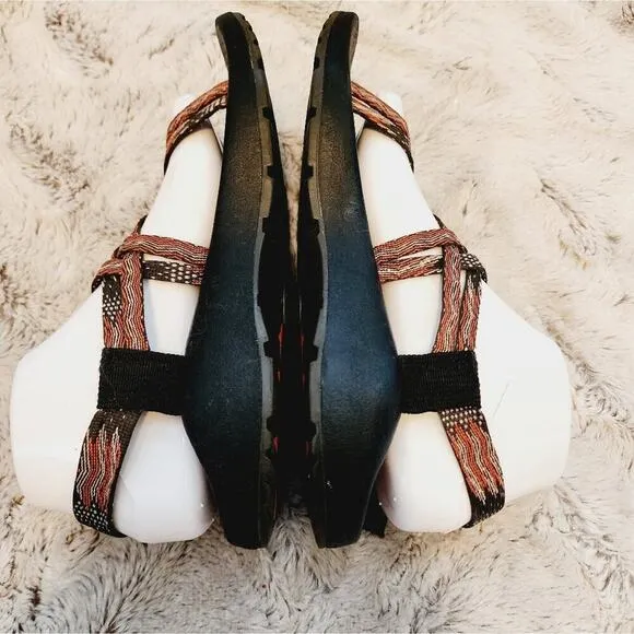 CHACOS STRAPPY SANDALS SIZE 8