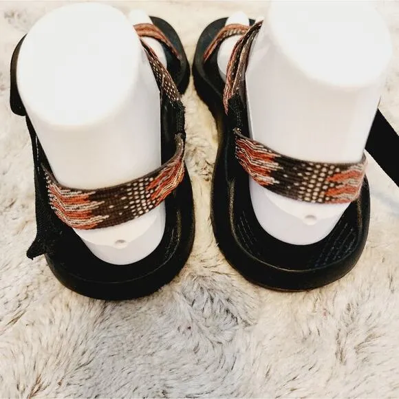 CHACOS STRAPPY SANDALS SIZE 8
