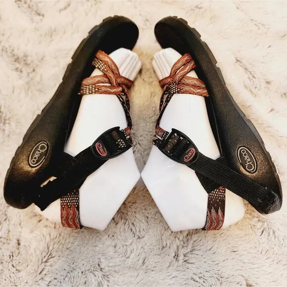 CHACOS STRAPPY SANDALS SIZE 8