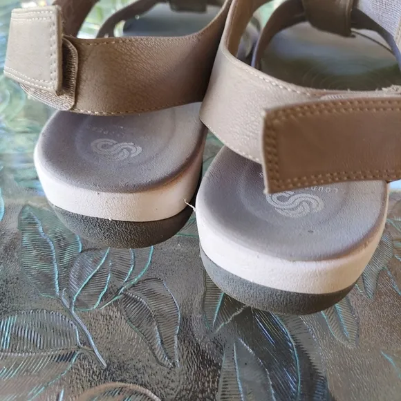 Clarks Gray/white woman's sandals. Size 8M. Comfortable Summer Vacation Gift Sof