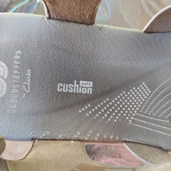 Clarks Gray/white woman's sandals. Size 8M. Comfortable Summer Vacation Gift Sof