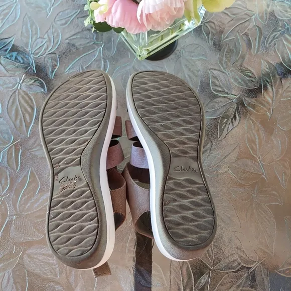 Clarks Gray/white woman's sandals. Size 8M. Comfortable Summer Vacation Gift Sof