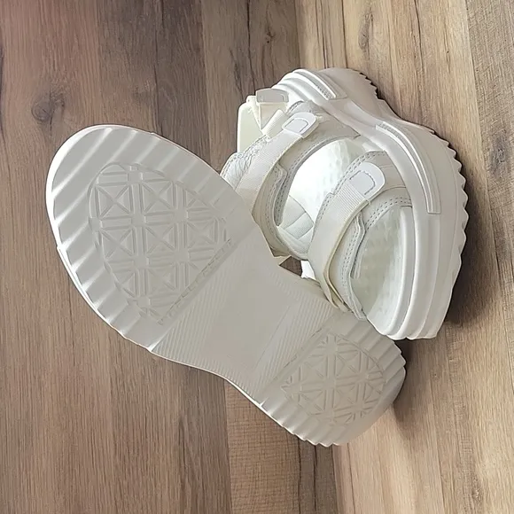 Converse shoes sandals BRAND NEW size women's 7,0 - 8,0.