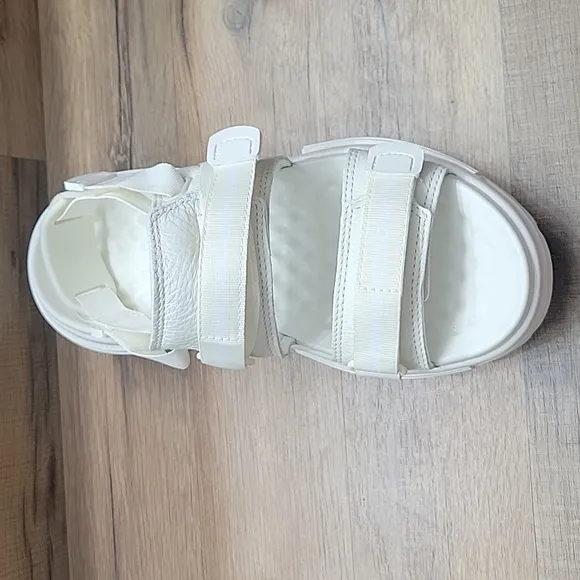 Converse shoes sandals BRAND NEW size women's 7,0 - 8,0.