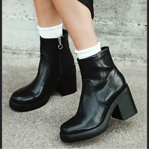 DIRTY LAUNDRY Black Faux Leather Edgy Grunge Groovy Chunky Platform Ankle Boots