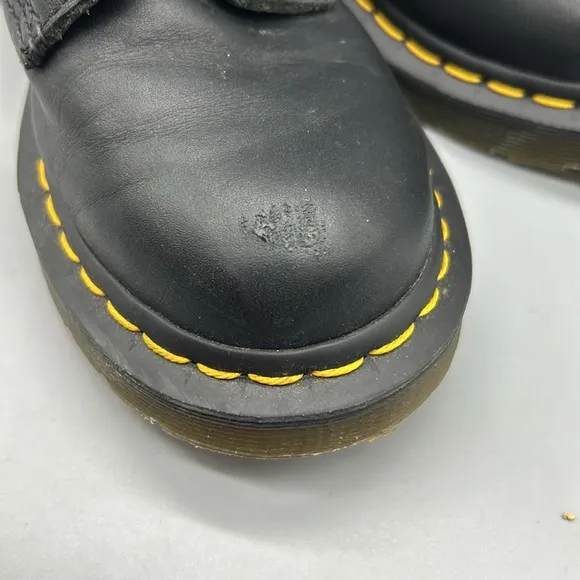 Doc martens 11821 combat boots sz 6