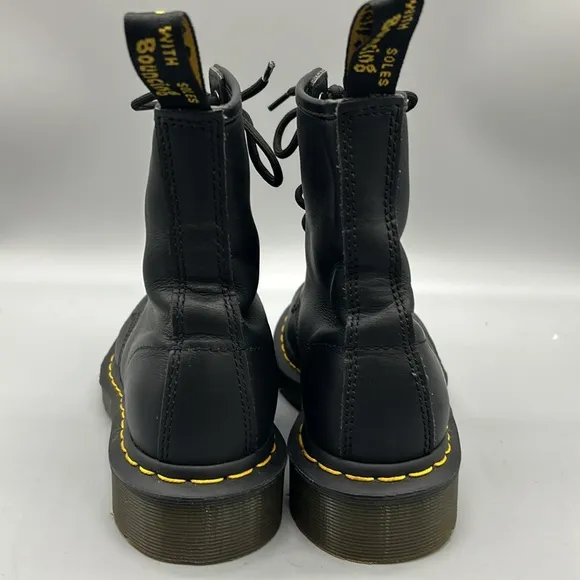 Doc martens 11821 combat boots sz 6
