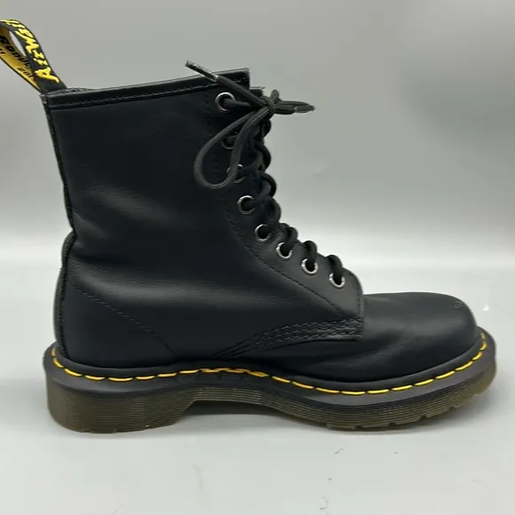 Doc martens 11821 combat boots sz 6