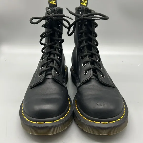 Doc martens 11821 combat boots sz 6